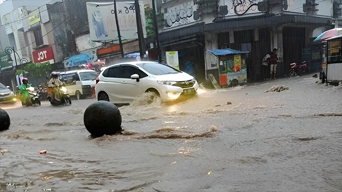 Warga Sukabumi Mengungsi, Banjir Tak Kunjung Surut