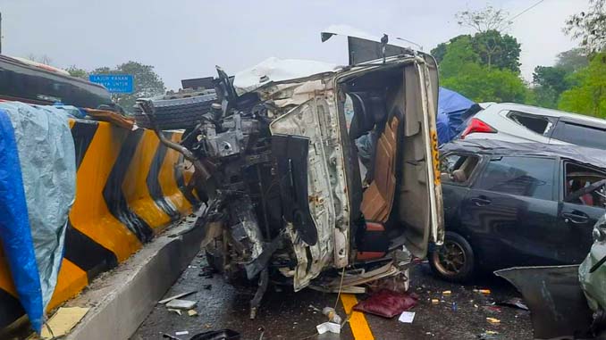 Kecelakaan Tragis Di Tol Cipularang Melibatkan 19 Kendaraan