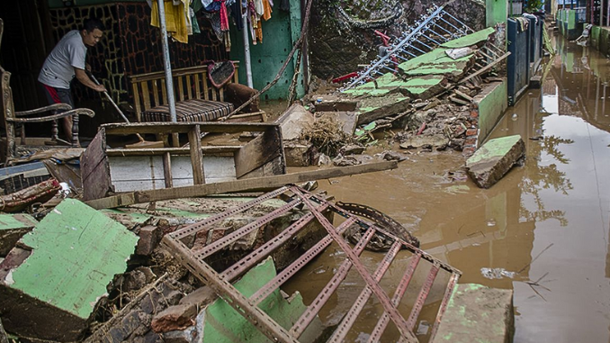 Banjir Bandang Terjang Puncak Bogor Menyebabkan Korban Jiwa