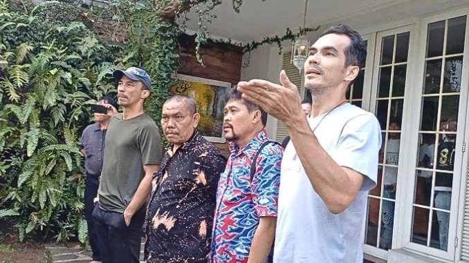 Gara-gara Sengketa Tanah, Rumah Atalarik Syah Dibongkar