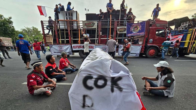 Massa meramaikan jalan