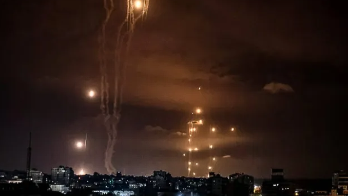 Ratusan Rudal Iran Hujani Israel Sebagai Serangan Balasan