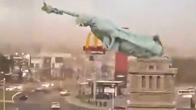 Badai Terjang Replika Patung Replika di Brazil Hingga Roboh