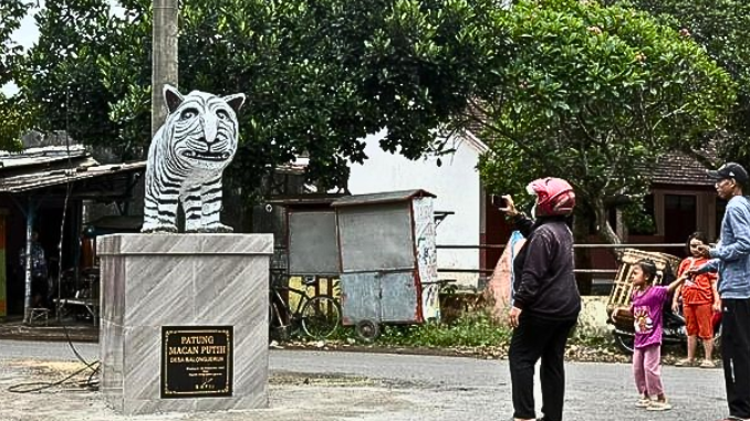 Patung Macan Putiih