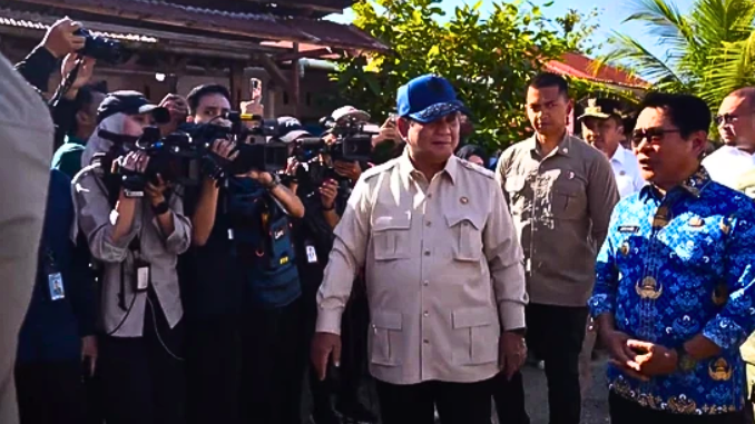Prabowo Tinjau Posko Pengungsian Bencana Banjir di Sumbar