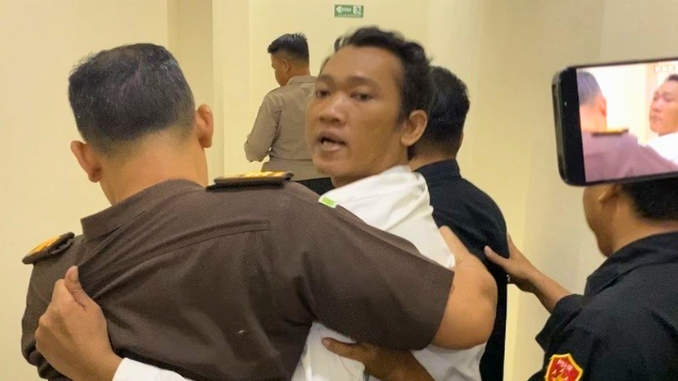Tersangka Memberontak